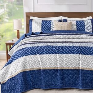NWOT Wongs King Size Blue and White Quilt with 2 Shams
